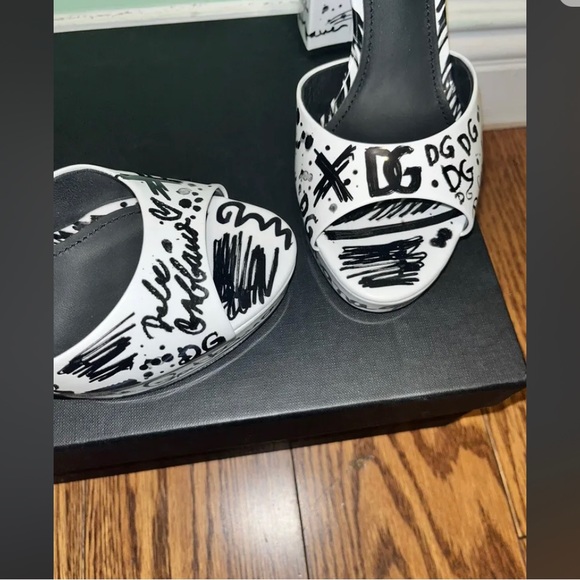 SOLD!!! 1095 Dolce & Gabbana Keira Scribble Logo Platform Sandals - 10 B US - Picture 10 of 11